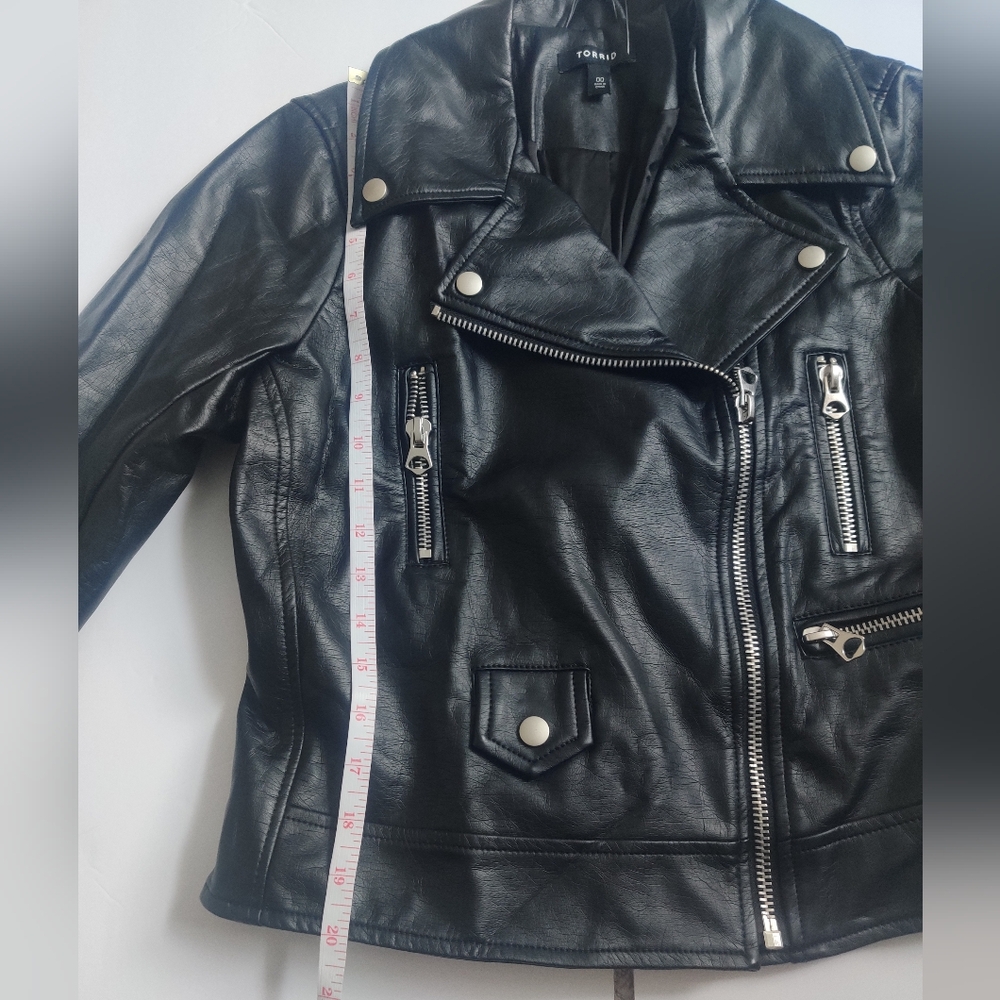 🆕 Torrid Vegan Faux Leather Punk Grunge Motorcycle Jacket (M/L/10/00 plus) - Picture 8 of 10